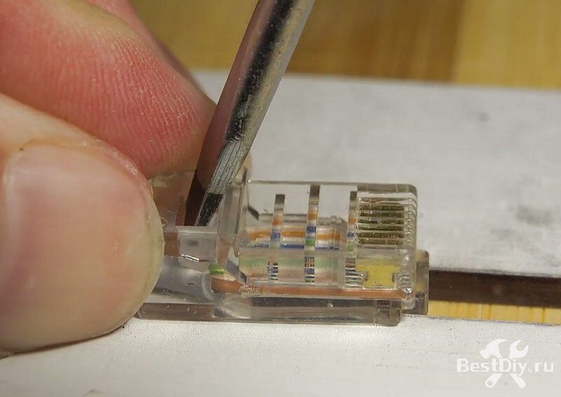 Как обжать коннектор RJ-45 интернет кабеля без кримпера, обычной отвёрткой
