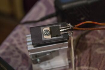 Схема генератора высокого напряжения с симметричным мультивибратором и катушкой зажигания Схема генератора высокого напряжения с симметричным мультивибратором и катушкой зажигания