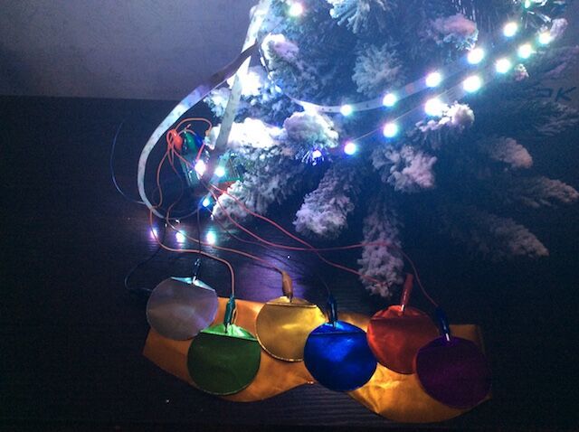 Makey Makey управление новогодней RGB-гирляндой