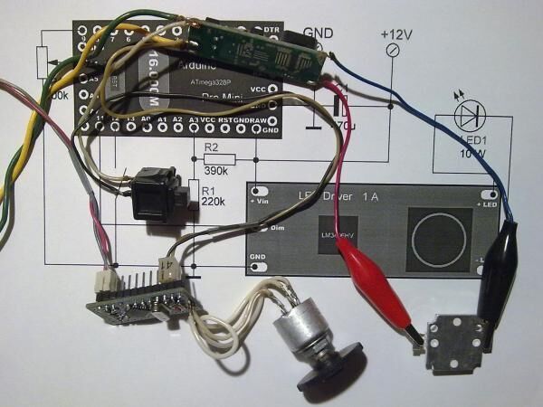 Автономный светодиодный прожектор на Arduino
