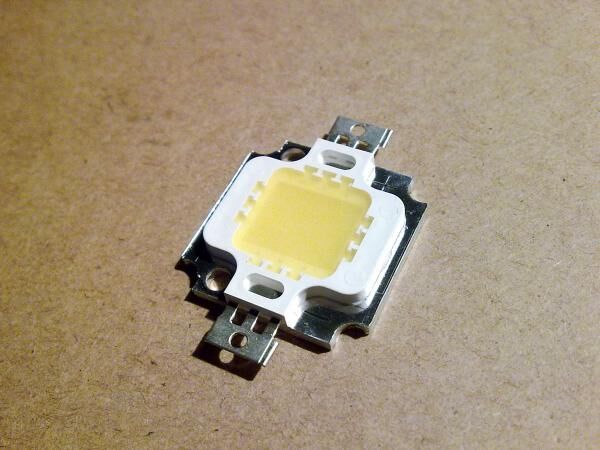 Автономный светодиодный прожектор на Arduino
