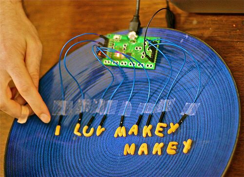 Makey Makey управление новогодней RGB-гирляндой