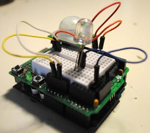 Схема подключения PIR сенсора к Arduino